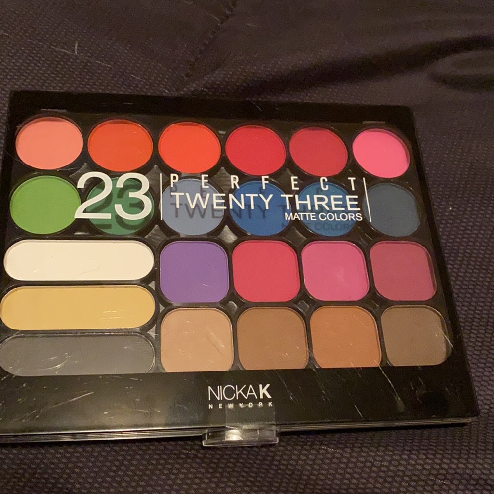 Makeup/Eyeshadow - Picture 2 of 3